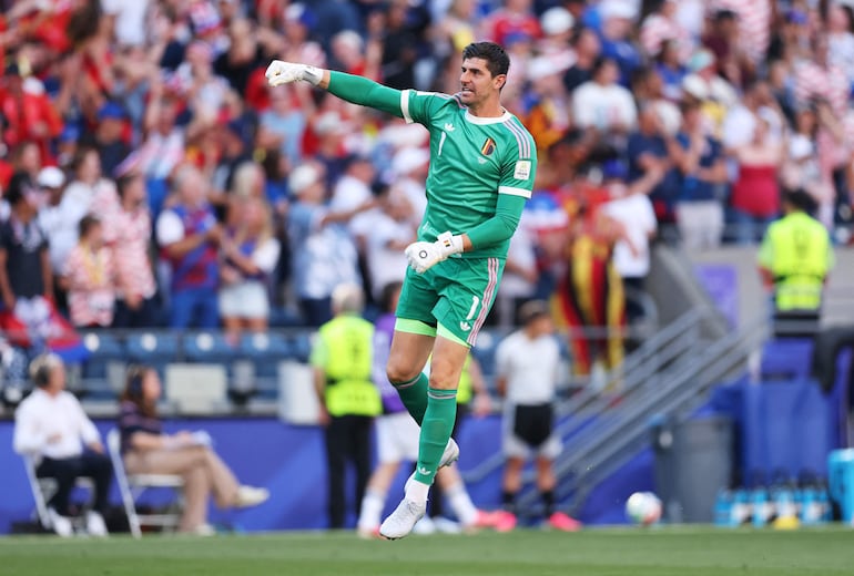El guardameta belga Thibaut Courtois celebra el primer gol del equipo, durante el partido de octavos de final de la Copa Mundial de la FIFA 2026 entre Estados Unidos y Bélgica en el Seattle Stadium.