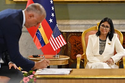 La presidenta interina de Venezuela, Delcy Rodríguez (derecha), gesticula durante la firma de un acuerdo petrolero con el secretario de Energía de Estados Unidos, Chris Wright.