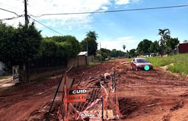 Obra de alcantarillado en Carapeguá provoca calles destruidas y frentistas aislados.