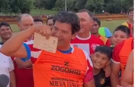 José Saturnino Cardozo (53 años) mira con asombre lo que fue su primera ficha, cuando lo registró el Club Unión Pacífico de Nueva Italia, con solo 14 años de edad.