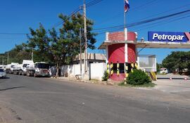 Petropar en Villa Elisa. Funcionarios sindicalistas piden que los tercerizados sean contratados, primero por la vía de la excepción y luego con un concurso.