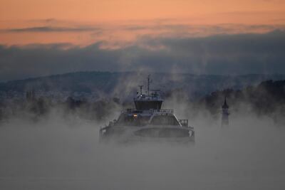 Un ferry navega por el fiordo de Oslo.