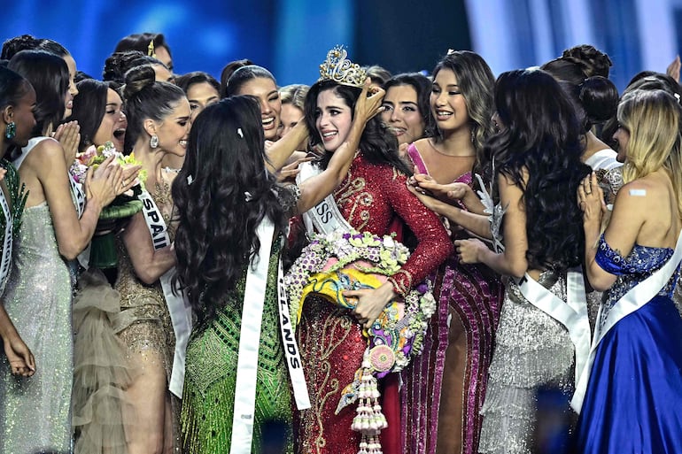 Miss México, Fátima Bosch (C), rodeada de concursantes, celebra su victoria en el certamen de Miss Universo 2025 en Nonthaburi, al norte de Bangkok, el 21 de noviembre de 2025.