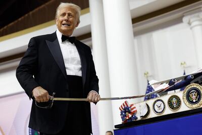 Donald Trump se prepara para cortar una torta con una espada.