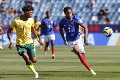 Lucas Michel (d) anotó el gol del triunfo para Francia sobre Sudáfrica, en la apertura del Grupo E del Mundial de Chile.