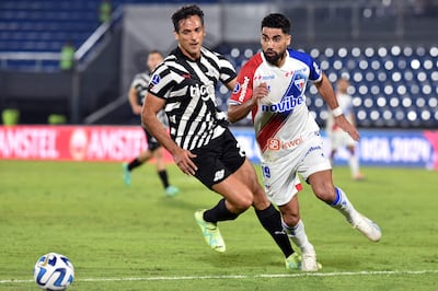 El paraguayo Roque Santa Cruz (i), jugador de Libertad, pelean por el balón en el partido contra Fortaleza por la ida de los octavos de final de la Copa Sudamericana en el estadio Defensores del Chaco, en Asunción.