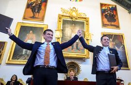 El presidente electo de Bolivia, Rodrigo Paz (i), posa junto al vicepresidente electo Edman Lara, en la Casa de la Libertad de Sucre (Bolivia).