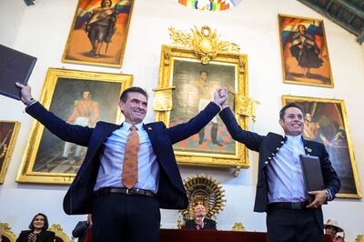 El presidente electo de Bolivia, Rodrigo Paz (i), posa junto al vicepresidente electo Edman Lara, en la Casa de la Libertad de Sucre (Bolivia).