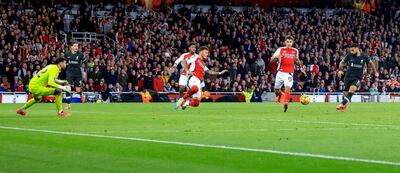London (United Kingdom), 27/10/2024.- Mohamed Salah of Liverpool (R) scores the 2-2 goal during the English Premier League soccer match between Arsenal FC and Liverpool FC, in London, Britain, 27 October 2024. (Reino Unido, Londres) EFE/EPA/NEIL HALL EDITORIAL USE ONLY. No use with unauthorized audio, video, data, fixture lists, club/league logos, 'live' services or NFTs. Online in-match use limited to 120 images, no video emulation. No use in betting, games or single club/league/player publications.