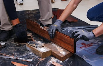 Agentes especiales de la Senad rompían los pisos de parquet para extraer los paquetes de de cocaína, con los que estaban contaminados.