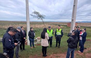 La jueza de garantías de San Juan Nepomuceno, Blanca Tillería de Cristaldo, conversando con los efectivos policiales que realizaron el procedimiento.