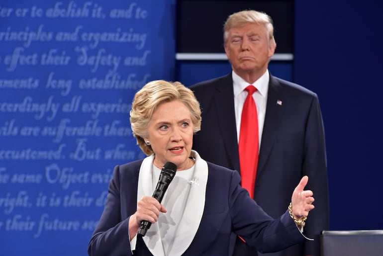 En esta foto tomada en octubre de 2016 se ve a los entonces candidatos a la presidencia  Donald Trump y Hillary Clinton durante un debate.