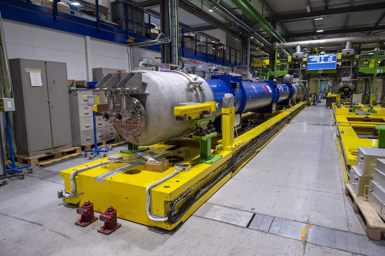 Una vista del Inner Triplet String, un banco de pruebas a escala real destinado a probar componentes esenciales del proyecto Hilumi HL-LHC; este nuevo imán superconductor permitirá concentrar haces de partículas y aumentar el número de colisiones, en la Organización Europea para la Investigación Nuclear (CERN), en Meyrin cerca de Ginebra, Suiza, 26 de junio de 2026.   
