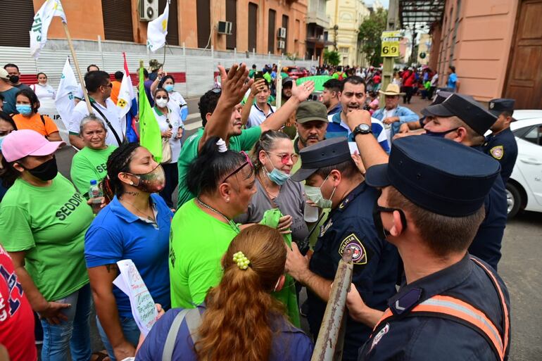 Funcionarios del IPS protestan para defender el presupuesto de la previsional.