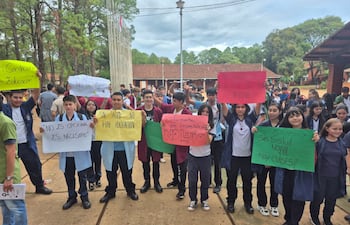 Encarnación: Estudiantes del CTN exigen rubros docentes, reparaciones en la institución y acceso a almuerzo escolar