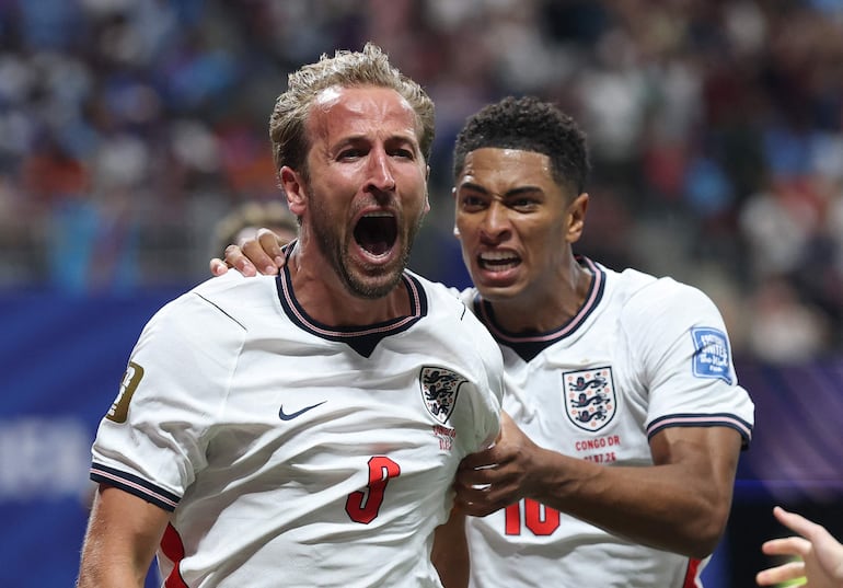 Harry Kane celebra con Jude Bellingham. Inglaterra derrotó a RD Congo de remontada por 2-1.