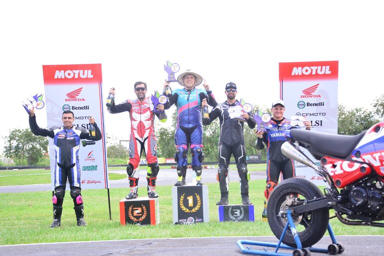 Podio de la categoría GP Evo: 1°) Passarino, 2°) Jara y 3°) David.