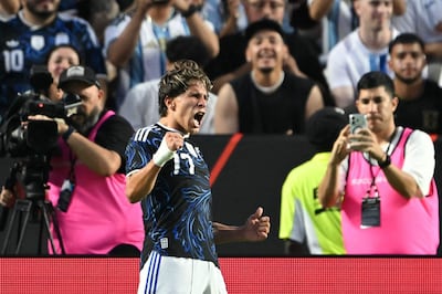 El delantero de Argentina Giuliano Simeone festeja tras marcar el segundo gol de su equipo durante el partido de fútbol amistoso internacional entre Argentina y Honduras en el Kyle Field en College Station, Texas.