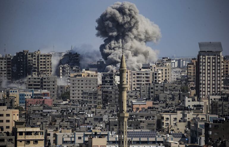 Humo se eleva de la Ciudad de Gaza durante un nuevo bombardeo israelí, este domingo.