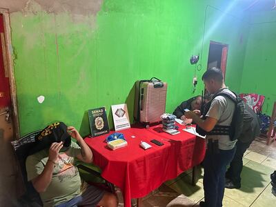 Agustín Ayala Colmán y las evidencias incautadas durante el operativo.