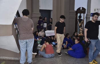 Estudiantes de Medicina de la Universidad Católica, protestaron en el rectorado de Asunción, exigiendo la renuncia de su decano.