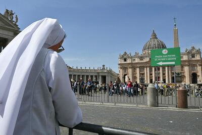 Una monja reza en la plaza de San Pedro, en el Vaticano, luego del anuncio de la muerte del papa Francisco.