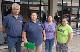Norma López, enfermera y miembro del Sindicato Nacional del IPS, realiza reclamos, acompañada por representantes del Sindicato Nacional de Trabajadores.