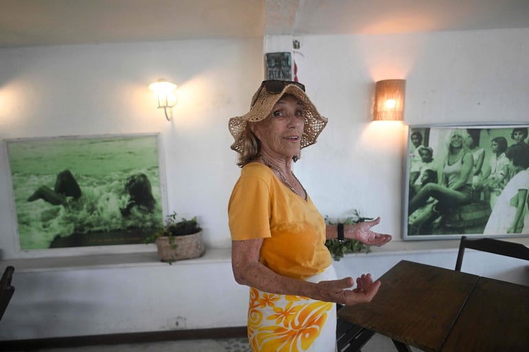 La argentina Marcela Mayol, de 92 años, habla con AFP dentro de la posada Casa do Sol, ubicada en la zona céntrica de Armação dos Búzios, en el estado de Río de Janeiro, Brasil, el 3 de enero de 2026.