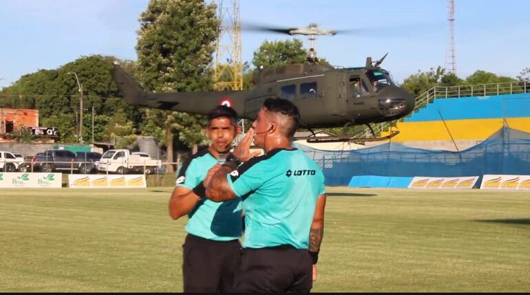 La llegada del helicóptero sorprendió al público del encuentro deportivo. .