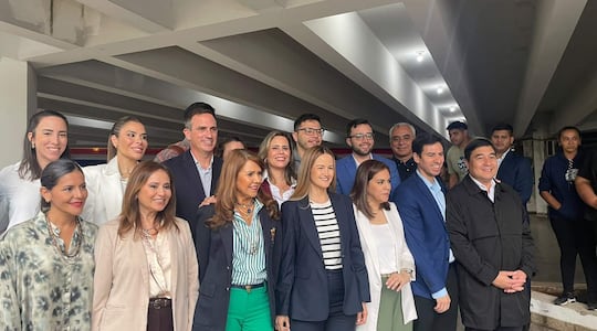 Imagen ilustrativa: la futura intendenta de Soledad Núñez y su equipo de transición en la sede de la Municipalidad de Asunción.