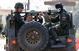 Soldados tailandeses patrullan cerca de la frontera con Camboya.