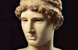Exhibición de mitos griegos con esculturas y obras de arte en un ambiente cultural.