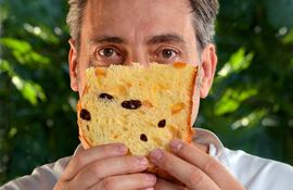 Hombre con una porción de pan dulce en las manos.