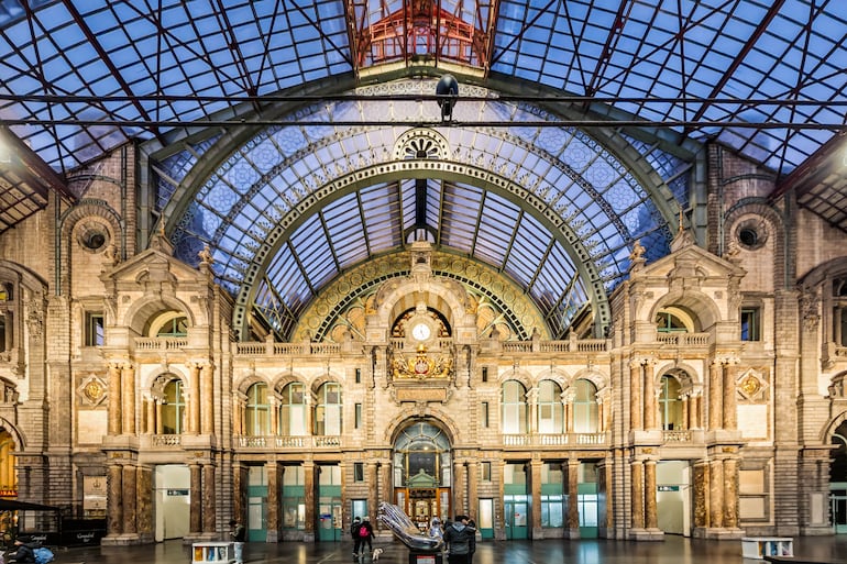 Interiores de la antigua estación central de trenes de Amberes, Bélgica.