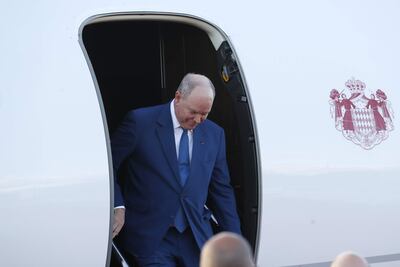 El príncipe Alberto II de Mónaco llega al aeropuerto Silvio Pettirossi este lunes, en Asunción (Paraguay). El jefe del Estado monegasco arribó hacia las 18.10 hora local (21.10 GMT) al aeropuerto Silvio Pettirossi.