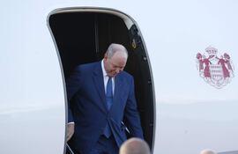 El príncipe Alberto II de Mónaco llega al aeropuerto Silvio Pettirossi este lunes, en Asunción (Paraguay). El jefe del Estado monegasco arribó hacia las 18.10 hora local (21.10 GMT) al aeropuerto Silvio Pettirossi.