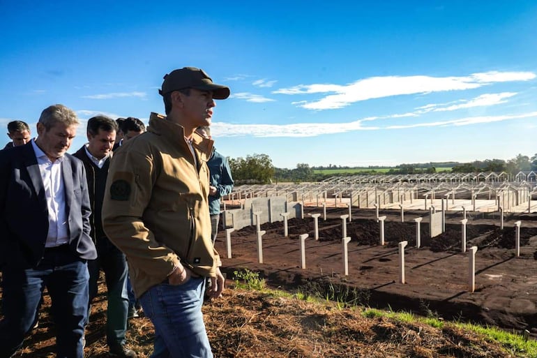 El presidente Santiago Peña visitó la Granja San  Bernardo en Alto Paraná.