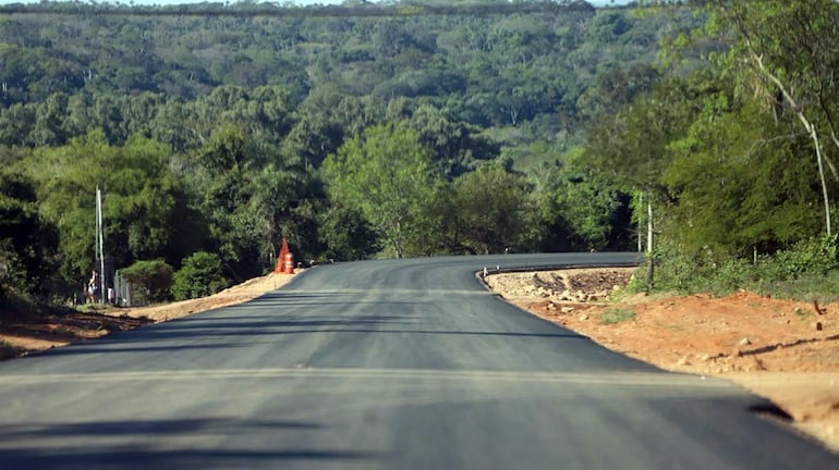 Asfaltado del acceso al viaducto de Pedrozo.