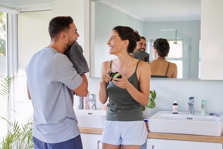 ¿Es bueno compartir jabón o toallas con tu pareja?