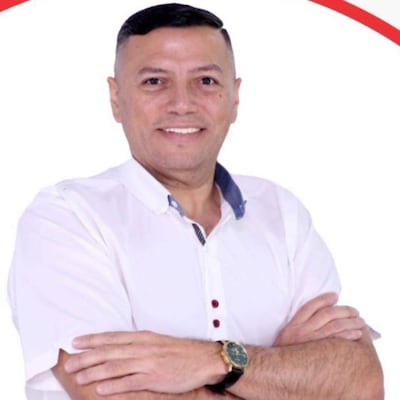 Cubilla Sanabria, con camisa clara y expresión feliz, durante su detención en un operativo policial.