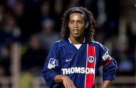Ronaldinho jugó en el París Saint-Germain entre 2001 y 2003. El astro brasileño fichó por el club francés proveniente del Grêmio, permaneciendo en el equipo parisino durante dos temporadas.