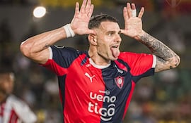 El delantero argentino, Pablo "Pirata" Vegetti celebra el tanto ganador de Cerro Porteño en su visita a Junior de Barranquilla, por la cuarta ronda del Grupo F de la Copa Libertadores.
