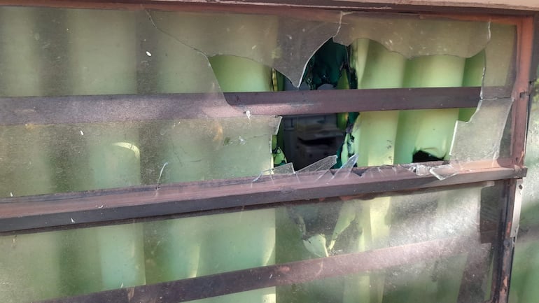 Doce aulas de la escuela y colegio San Agustín de San Antonio fueron afectadas. Los vidrios de las ventanas fueron rotos por los adictos.