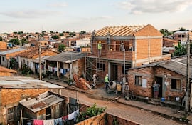 Datos del INE plantean una contradicción para la política habitacional ya que mientras aumenta la capacidad de financiamiento para comprar o construir una vivienda, la mayor parte de la necesidad habitacional está vinculada a otras necesidades. (Imagen generada con IA).