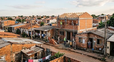 Datos del INE plantean una contradicción para la política habitacional ya que mientras aumenta la capacidad de financiamiento para comprar o construir una vivienda, la mayor parte de la necesidad habitacional está vinculada a otras necesidades. (Imagen generada con IA).