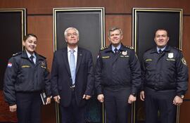 La Sub-Comisaria Ramona Fleitas; el presidente de la Asociación del Cuerpo Consular del Paraguay, Carlos Jorgen Biedermann; el Comisario General Carlos Benítez, Comandante de la Policía Nacional, y Diosnel Alarcón, Comisario Principal.