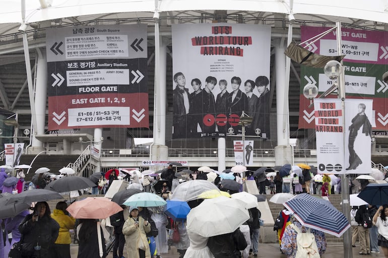 Una multitud de fans hoy fuera del sitio del concierto de BTS en Goyang.