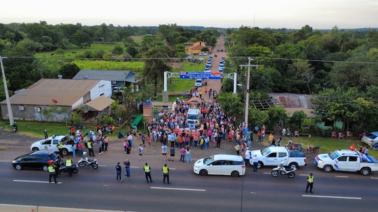 Una parada de la Virgen Peregrina en la entrada de la compañía Nueva Australia de Nueva Londres.