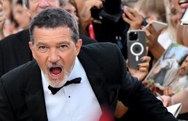 Venice (Italy), 30/08/2024.- Spanish actor Antonio Banderas signs autographs as he arrives for the premiere of 'Babygirl' during the 81st Venice Film Festival in Venice, Italy, 30 August 2024. The movie is presented in official competition 'Venezia 81' at the festival running from 28 August to 07 September 2024. (Cine, Italia, Niza, Venecia) EFE/EPA/ETTORE FERRARI