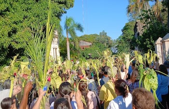 Una multitud participó de la bendición de las palmas frente a la Iglesia Ecuménica de Pilar.